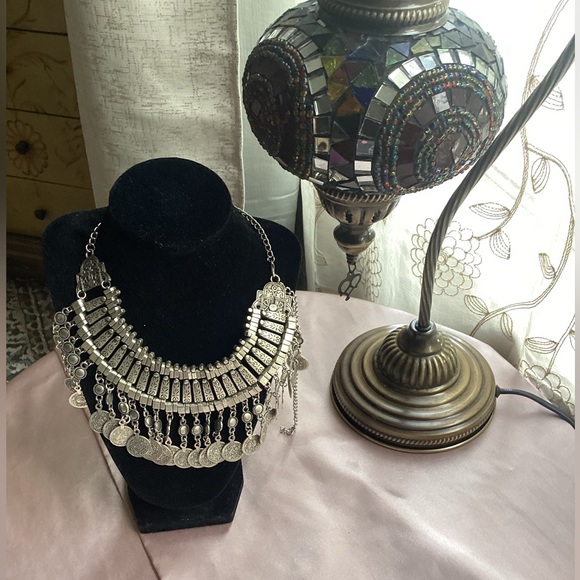 Costume necklaces 2pieces for one price. SOLD - Picture 4 of 6